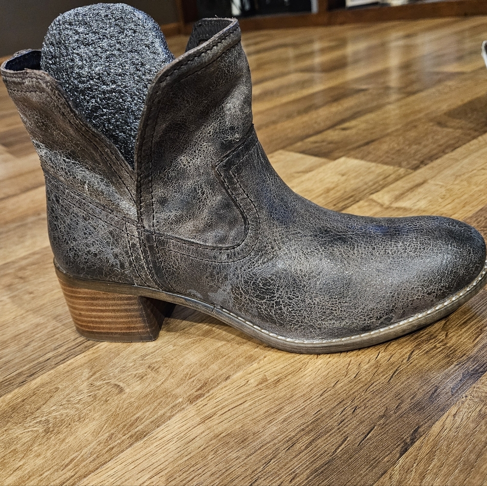 Diba True Rustic Ranch Color: Walnut Grove